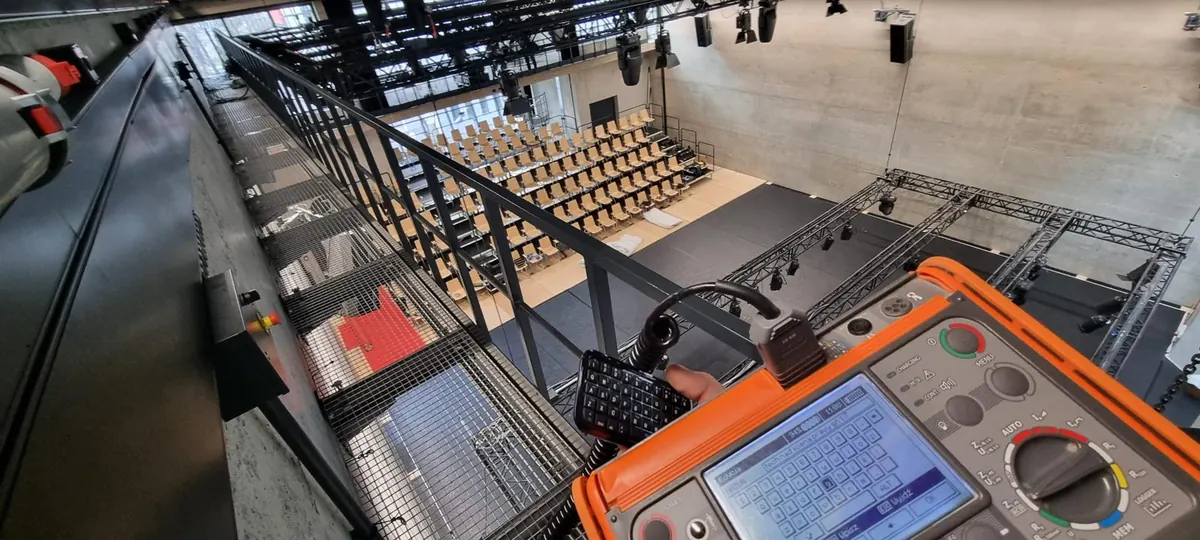 Pomiary okresowe instalacji elektrycznej w poznańskim teatrze – miernik na scenie