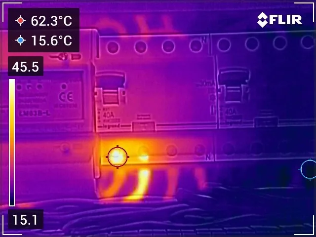 Obraz termowizyjny rozdzielnicy – nagrzany zacisk wyłącznika różnicowoprądowego